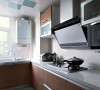 现代化厨房成就了屋主的高超厨艺，整齐的原木色橱柜散发着大自然的气息，功能齐全、设计简洁便是当下国际化厨房的要求。