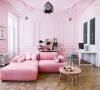 想到甜蜜的爱情，就会想到骚年的粉色系。铺天盖地的TITAN（堤丹）粉色涂料从雕花石膏装饰的天花板蔓延到了整个房间，客厅的暖粉色沙发增加了暧昧的味道。