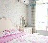 卧室的粉色系列床单配上田园风素雅的背景墙，静谧淡雅。