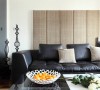 客厅的黑色皮质沙发和纯白色茶几简约时尚，沙发旁的灰镜拉伸了视觉，增加了客厅的明亮度。