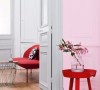 空间过渡：以浅灰色木门为节点，完美地调和了粉色客厅与其他灰、白色调空间的转折。红色边几与会客室中的红色沙发相呼应，强调了空间的连续性。