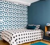 巧搭图案：主人在卧室采用了和客厅互补的蓝绿色系，适当灰度让空间更具私密性。在相邻墙面上使用蓝白色几何图案墙纸与蓝灰色涂料，交叉营造出趣味性