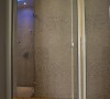 LED大花洒、马赛克主题墙与耐潮湿的桧木地板，让屋主从视觉与嗅觉感知全然的舒适放松。
