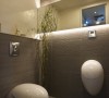 设计师考虑空间的主要使用者是夫妇两人，因此将一般来客会使用的马桶、小便斗与淋浴区独立出来。