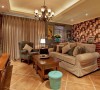 先来一览整个客厅空间。经典的美式布艺沙发，搭配上木质的茶几、柜椅，美式乡村气息油然而生。