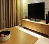 客厅里的电视背景墙原始风味十足，简约却极具设计感。搭配木色家具，将日式风格中揉入些许LOFT元素，效果很好。