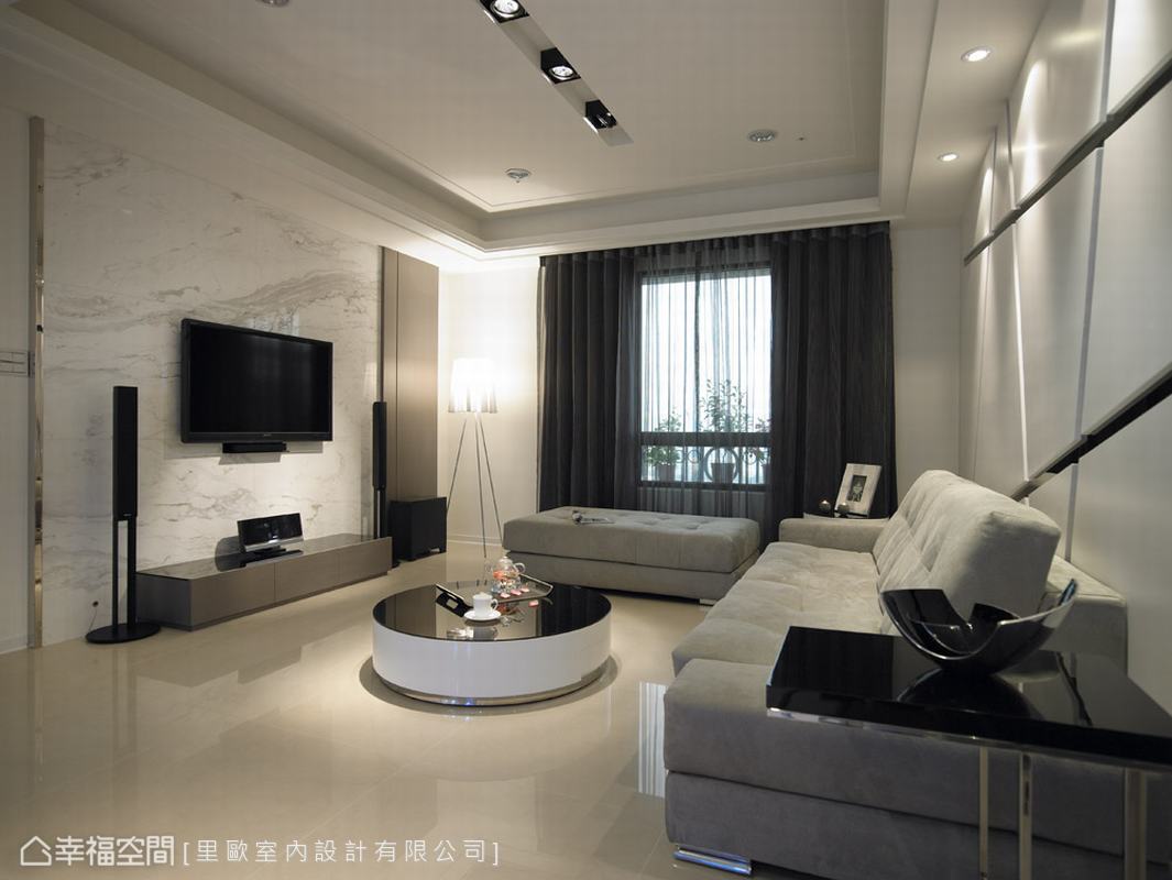 客厅图片来自幸福空间在109平黑白经典 专属优雅时尚的分享