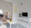 黄色抽象艺术画点缀了雪白的客厅空间。