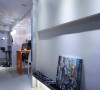 陈宏安设计师在廊道墙面另添展示平台，让摆放其中的画作构筑一道画廊廊道气息。