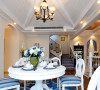 餐厅的设计还是采用简单的圆形餐桌，配上蓝白相间的桌椅，看起来清新舒适。