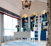 书房实景图：白色的吊灯，蓝色的书柜，简单点的水晶灯，一切简单舒适