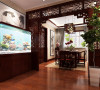 中式风格的客厅具有内蕴的风格，为了舒服，中式的环境中也常常用到沙发，但颜色仍然体现着中式的古朴，中式风格这种表现使整个空间，传统中透着现代，现代中揉着古典。