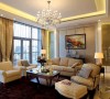 客厅的装修：精致的软包背景墙，搭配特色的风景画，布艺的沙发，咖啡色的地毯让整个客厅的色彩协调