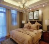 卧室里材料的选择上以朴质、自然和舒适为最高原则，壁纸的铺贴、吊灯、等都体现着美式风格的自然和惬意。