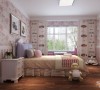 卧室设计：
玩偶活跃着空间气氛。装饰画与粉色的壁纸增添着房间的色彩，彰显了小孩子天真可爱的个性