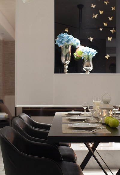 餐厅图片来自家装大管家在145平现代时尚3居 黑色木色搭配的分享
