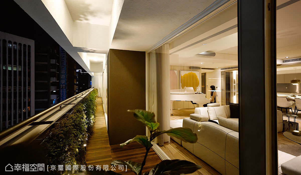 客厅图片来自幸福空间在248平艺廊气质 绿意光影大宅的分享