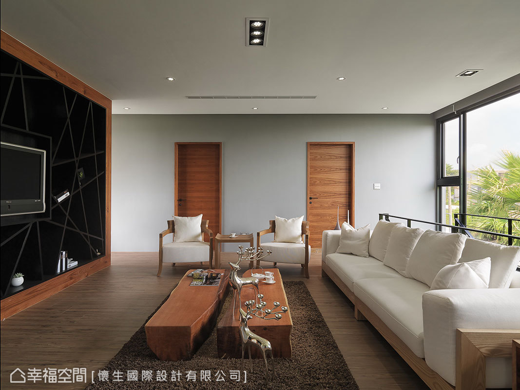 客厅图片来自幸福空间在330平绿光蔓生 景观villa宅的分享