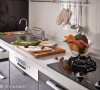 回应空间黑白的时尚色调设定，厨房以容易清洁的镜面材质重新规划入充裕的煮食机能。