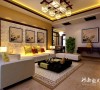 室内多采用对称式的布局方式，格调高雅，造型简朴优美，色彩浓重而成熟。中国传统室内陈设包括字画、匾幅、挂屏、盆景、瓷器、古玩、屏风、博古架等，追求一种修身养性的生活境界。