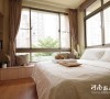 度假感的沙发，舒适的布料与木质扶手，在满满的阳光中蔓延休闲气息。