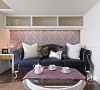 百年橡木所铺设的地板形成温润的基底，配上粉色壁纸与宝蓝沙发，精美打造极致优雅的精品套房。