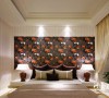 孝亲房床头主墙以夹板导角方式增加壁纸的立体感、精致度。