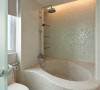 同样使用马赛克风格磁砖，搭配磨石子浴缸，呼应客浴空间复古味的同时，反而形塑出清新风格。