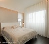 在浅色壁纸搭配白纱帘的装饰下，私密的主卧房有别于共享空间的冷调奢华，呈现出温馨的氛围。