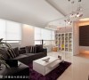 利用活动式的灰色沙发和紫色地毯，以及大小不一的Mirror Ball吊灯，增加空间的奢华感。