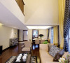 客厅的装修：简易的沙发，搭配斑马纹的地毯，简单且充满时尚的感觉