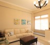 沙发背景墙设计：
浅棕色为空间注入阳光晒过的温暖，搭配与屋主品味呼应的家具，呈现出道地的美式新古典风情。