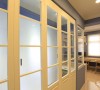 衣帽间设计：
更衣室折叠门使用与一楼厨房相同的比例和样式，透过玻璃为迎较差的区段引入光线。