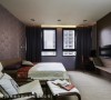 主卧室改以温润的木质元素铺陈宜人纾压氛围，打造宁静舒适的休憩空间。