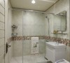 两间浴室的磁砖配合男女主人的喜爱去做设计，其中这间则以玫瑰花纹拼贴磁砖，让墙面带来自然气息。