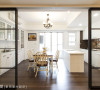 以铁件玻璃格窗作为餐厨区与客厅的隔间，让仅有的单面采光得以延伸至玄关及客厅，活动式的拉门，亦可创造出大尺度的开放式空间。