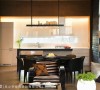 Armani黑灰拼接的时尚餐柜，搭配上深色的实木圆桌，东方传统与精品设计揉合运用，在家私的选配上亦可窥见其设计思维。