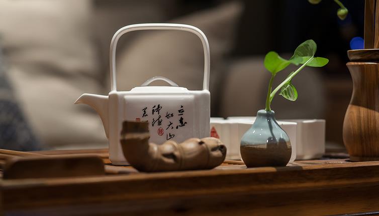混搭 二居 新中式 舒适温馨 内敛质朴 客厅图片来自佰辰生活装饰在138平如兰似茶现代中国风的分享