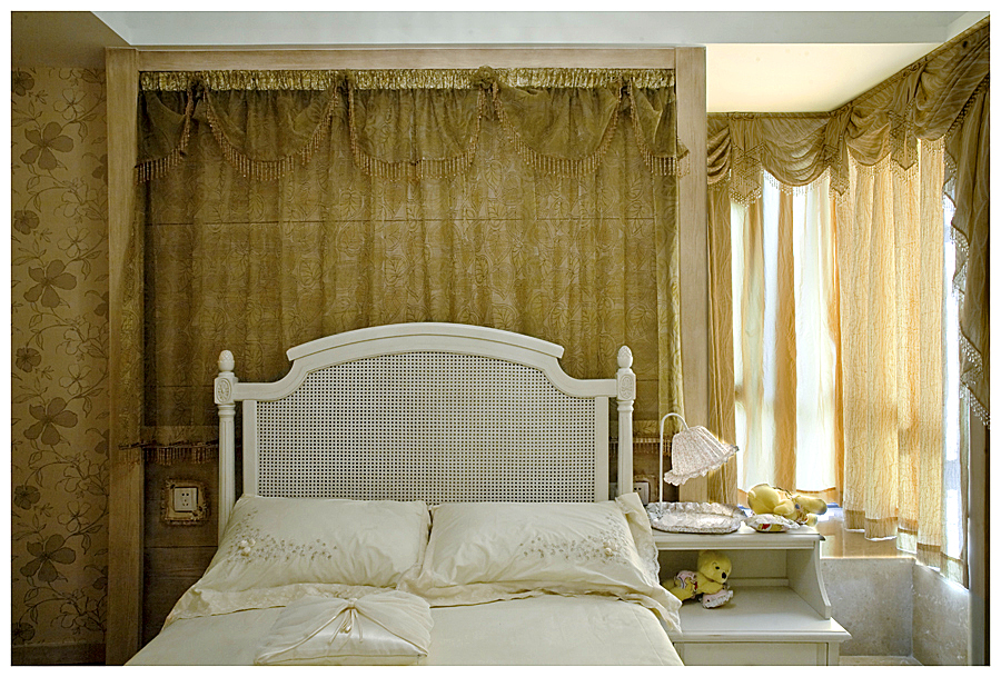 欧式 三居 卧室图片来自百合居装饰工程有限公司在纯欧式的分享