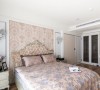 卧室设计：
柔美浪漫的主卧空间，在床头主墙的设计上，以对应的线板及壁灯，来强调新古典的对称美感