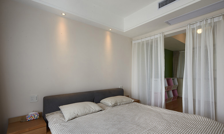 卧室图片来自家装大管家在明亮舒适住宅 92平原木温馨家的分享