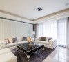 客厅设计：
为空间注入的华美风格，以进口的花纹壁纸搭配镜面框架，铺陈客厅的尊贵氛围。