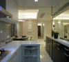 厨房的设计是素雅型，与整体的设计和谐统一。