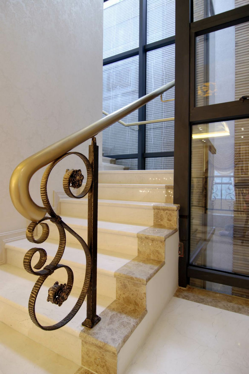 中海龙湾半 450平米 新古典风格 别墅 楼梯图片来自cdxblzs在中海龙湾半岛 450平米 新古典的分享