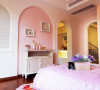 粉红色的卧室设计，一种活波可爱的感觉。