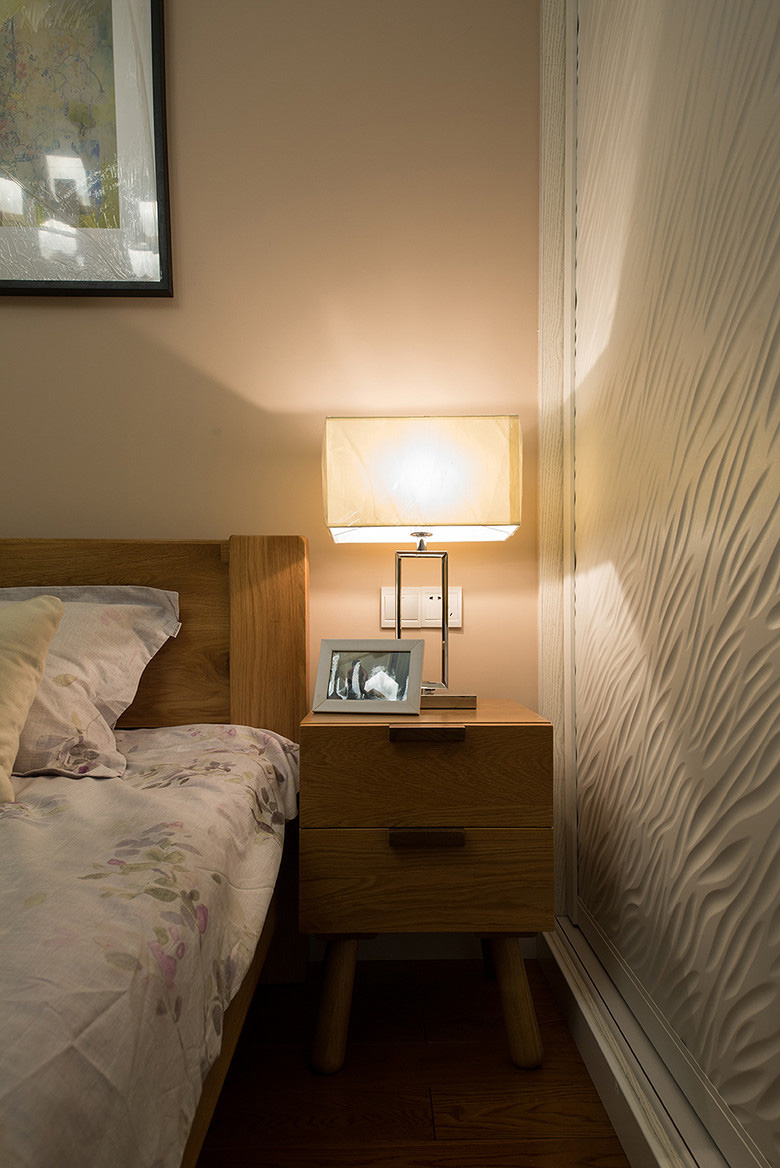 卧室图片来自家装大管家在70平现代简约婚房 很有家的味道的分享