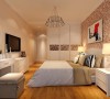 主卧室根据客户对颜色的喜爱，设计师对色彩进行了局部调整，用咖色、米色、白色、相间的色彩进行过度，使整个空间色彩比较协调舒适。