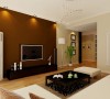 客厅：设计师为了增加现代感，选用了加水晶链条的吊灯，也让灯光更柔和。
