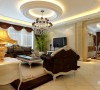客厅设计：
客厅中充满欧式风格的吊顶、华丽的水晶灯搭配深咖色沙发与装饰品的摆放，让整个客厅营造出时尚、高贵、轻松、愉悦的视觉感空间。