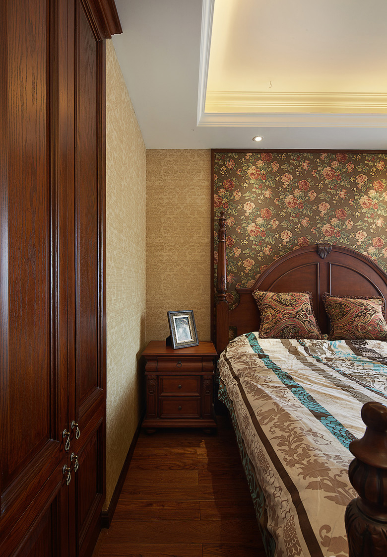 卧室图片来自家装大管家在布局的精髓 89平美式复古婚房的分享